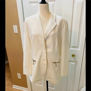 Gorgeous DG2 winter white blazer.
